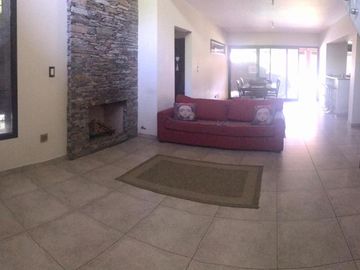 Excelente chalet 5 ambientes  en 3 plantas con gran parque y pileta fte. a Plaza Belgrano ACEPTO DEPTO. PARTE DE PAGO
