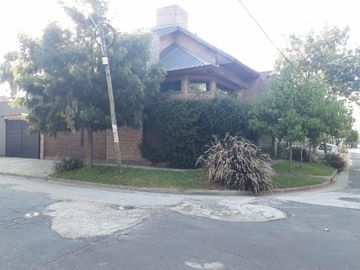 Excelente chalet 5 ambientes  en 3 plantas con gran parque y pileta fte. a Plaza Belgrano ACEPTO DEPTO. PARTE DE PAGO