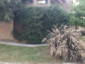 Excelente chalet 5 ambientes  en 3 plantas con gran parque y pileta fte. a Plaza Belgrano ACEPTO DEPTO. PARTE DE PAGO
