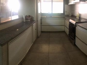 Excelente chalet 5 ambientes  en 3 plantas con gran parque y pileta fte. a Plaza Belgrano ACEPTO DEPTO. PARTE DE PAGO