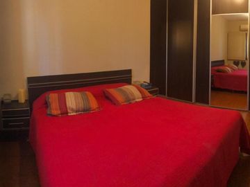 Excelente chalet 5 ambientes  en 3 plantas con gran parque y pileta fte. a Plaza Belgrano ACEPTO DEPTO. PARTE DE PAGO
