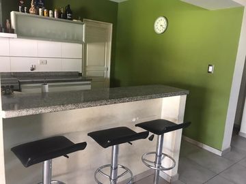 Excelente chalet 5 ambientes  en 3 plantas con gran parque y pileta fte. a Plaza Belgrano ACEPTO DEPTO. PARTE DE PAGO