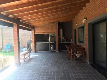Excelente chalet 5 ambientes  en 3 plantas con gran parque y pileta fte. a Plaza Belgrano ACEPTO DEPTO. PARTE DE PAGO