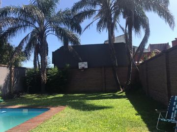 Excelente chalet 5 ambientes  en 3 plantas con gran parque y pileta fte. a Plaza Belgrano ACEPTO DEPTO. PARTE DE PAGO