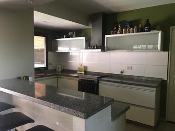 Excelente chalet 5 ambientes  en 3 plantas con gran parque y pileta fte. a Plaza Belgrano ACEPTO DEPTO. PARTE DE PAGO