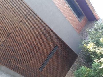 Excelente chalet 5 ambientes  en 3 plantas con gran parque y pileta fte. a Plaza Belgrano ACEPTO DEPTO. PARTE DE PAGO