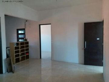 Rumah di Manyar Tirtoyoso, Row jalan : 3 Mobil
