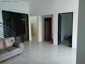 Rumah di Manyar Tirtoyoso, Row jalan : 3 Mobil