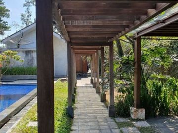 Villa dengan pendopo dan kolam renang dekat pusat kota