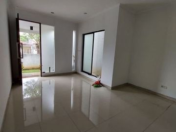 Rumah 2 lantai akses depan rumah 2 mobil di jalan bandung cinere