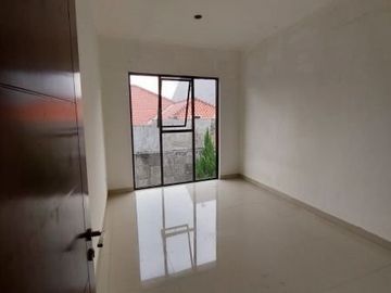 Rumah 2 lantai akses depan rumah 2 mobil di jalan bandung cinere