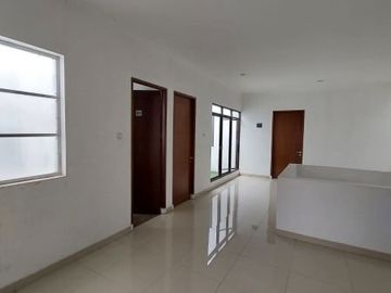 Rumah 2 lantai akses depan rumah 2 mobil di jalan bandung cinere