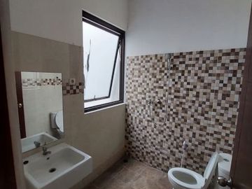 Rumah 2 lantai akses depan rumah 2 mobil di jalan bandung cinere
