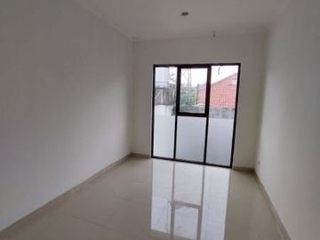 Rumah 2 lantai akses depan rumah 2 mobil di jalan bandung cinere