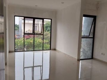 Rumah 2 lantai akses depan rumah 2 mobil di jalan bandung cinere
