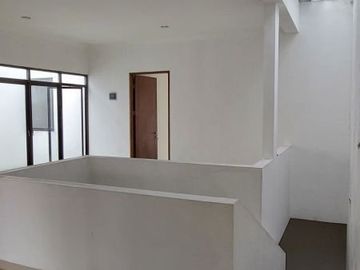 Rumah 2 lantai akses depan rumah 2 mobil di jalan bandung cinere