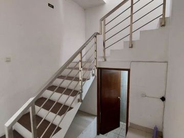 Rumah 2 lantai akses depan rumah 2 mobil di jalan bandung cinere