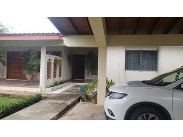 VENDO CASA EN TERRENO  COMERCIAL DE 2383M2 SANTIAGO