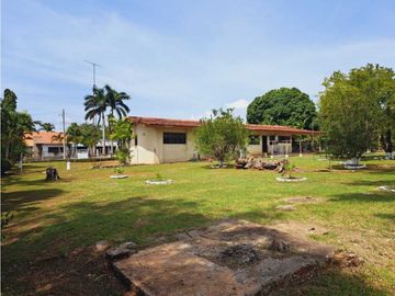 VENDO CASA EN TERRENO  COMERCIAL DE 2383M2 SANTIAGO