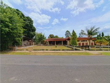 VENDO CASA EN TERRENO  COMERCIAL DE 2383M2 SANTIAGO