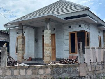 Rumah baru dengan tanah luas dekat Pasar Gentan. Bangunan baru dengan kualitas bangunan bagus dan berkualitas.