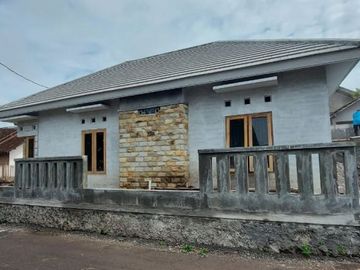 Rumah baru dengan tanah luas dekat Pasar Gentan. Bangunan baru dengan kualitas bangunan bagus dan berkualitas.