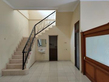 Disewakan Rumah Siap Huni Lokasi di Nginden Intan Barat, Surabaya