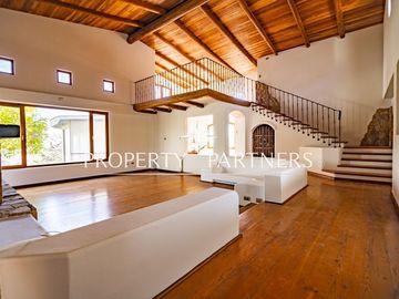 Espectacular y exclusiva casa con preciosa vista al mar .