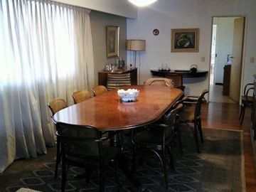 Excelente piso de 6 ambientes con dependencia, dos cocheras y baulera