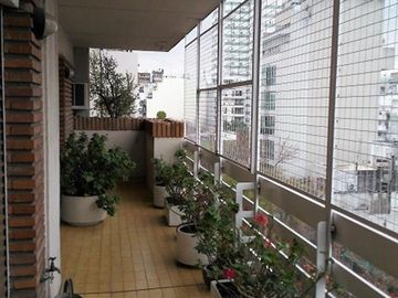 Excelente piso de 6 ambientes con dependencia, dos cocheras y baulera