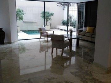 Excelente piso de 6 ambientes con dependencia, dos cocheras y baulera