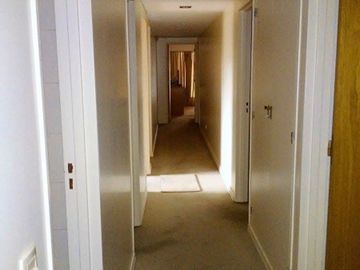 Excelente piso de 6 ambientes con dependencia, dos cocheras y baulera