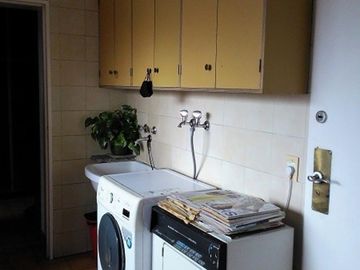 Excelente piso de 6 ambientes con dependencia, dos cocheras y baulera