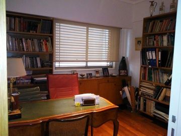 Excelente piso de 6 ambientes con dependencia, dos cocheras y baulera