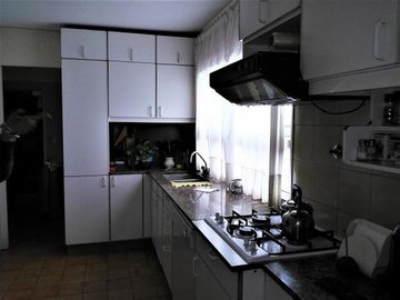 Excelente piso de 6 ambientes con dependencia, dos cocheras y baulera