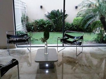 Excelente piso de 6 ambientes con dependencia, dos cocheras y baulera