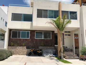 Se Vende Casa en Cañadas del Lago, 3 Niveles, Roof Garden, Cto Servicio, Jardín