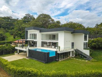 casa en venta en alfaguara. Cod V14385