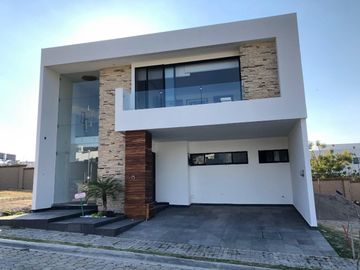 Casa en venta en Lomas de Agelópolis II, Zona Azul!
