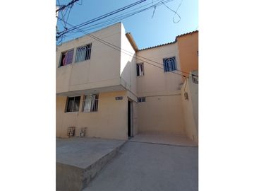 CASA DUPLEX EN ALTOS DE LOS ALMENDROS