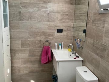 3 AMBIENTES CON 2 COCHERAS CUBIERTAS , CON BALCON ATERRAZADO AL FRENTE 75 M2 MAS BALCON