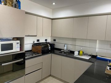 3 AMBIENTES CON 2 COCHERAS CUBIERTAS , CON BALCON ATERRAZADO AL FRENTE 75 M2 MAS BALCON