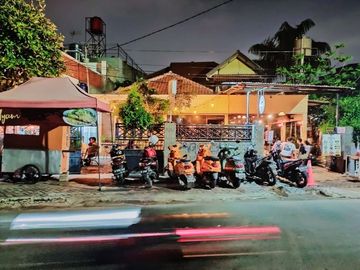 Rumah DiJual Bonus Cafe Dan Salon Kecantikan Di Tomang Jak Bar