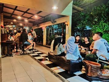 Rumah DiJual Bonus Cafe Dan Salon Kecantikan Di Tomang Jak Bar