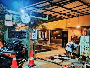 Rumah DiJual Bonus Cafe Dan Salon Kecantikan Di Tomang Jak Bar
