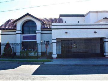 Villa Satélite, Casa En Venta De Gran Terreno, Céntrica, Hermosillo