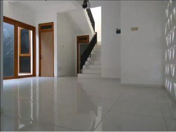 Rumah 2 Lantai di Jambangan Siap Huni Murah Dekat Gayungsari