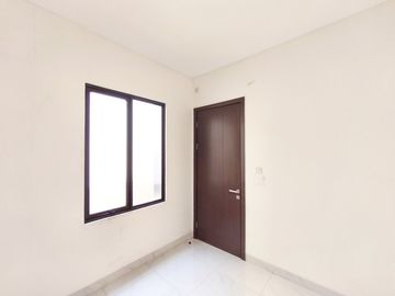 Rumah 2 Lantai SHM 13 Mnt ke Terminal Pasar Kemis Hadap Utara J-47501