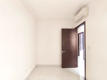 Rumah 2 Lantai SHM 13 Mnt ke Terminal Pasar Kemis Hadap Utara J-47501