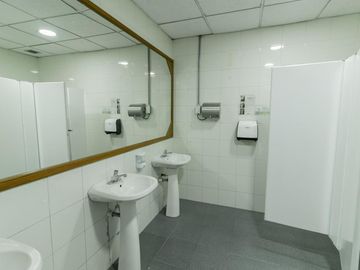oficina en arriendo/venta en parque central bavaria. Cod V1002168